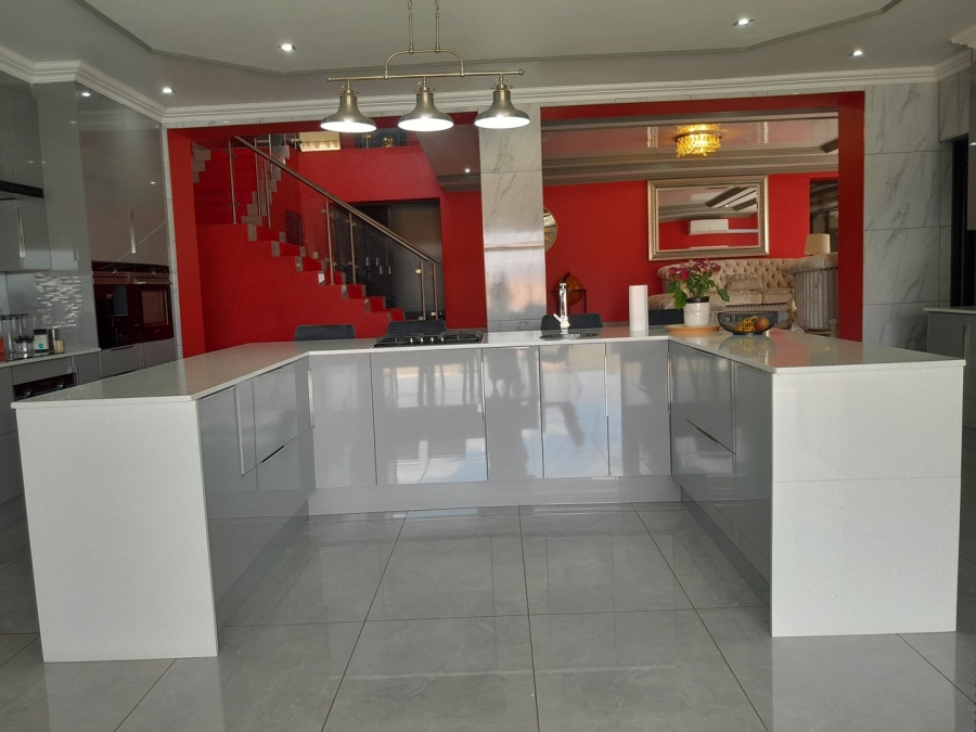 6 Bedroom Property for Sale in Kosmos Ridge North West